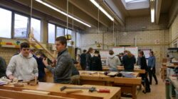 Schüler von Mittelschulen, Realschulen und Gymnasien des Landkreises hospitieren im Fachbereich Holz